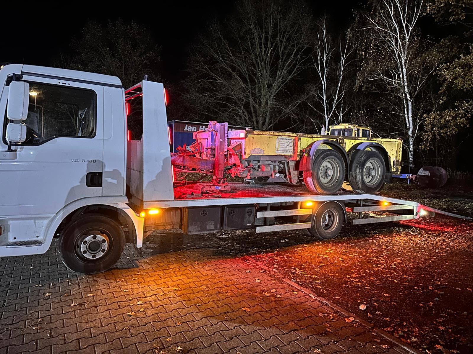 Abend-Einsatz mit Spezialanhänger