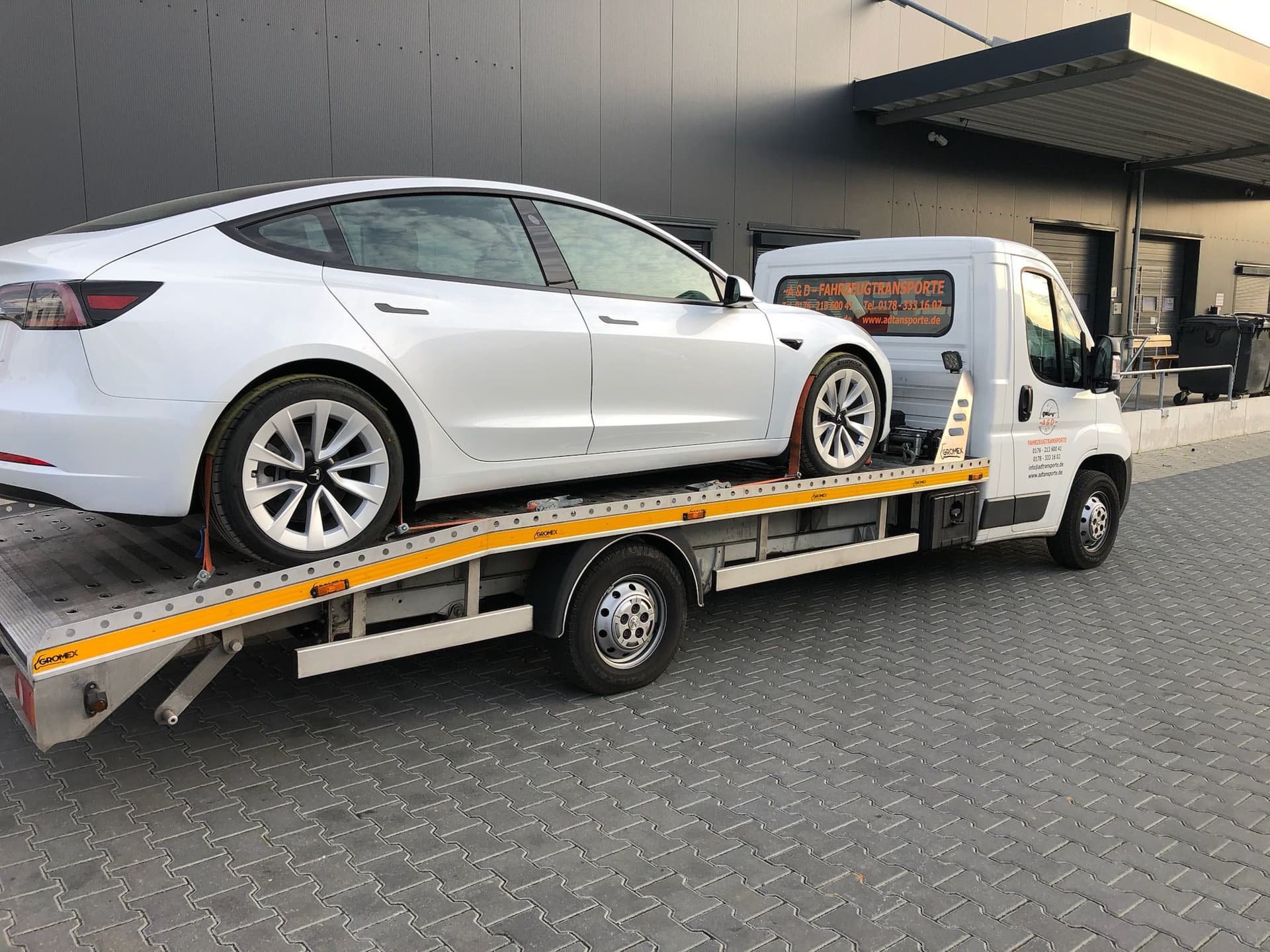 Tesla Model 3 Weiß – Professionelle Überführung