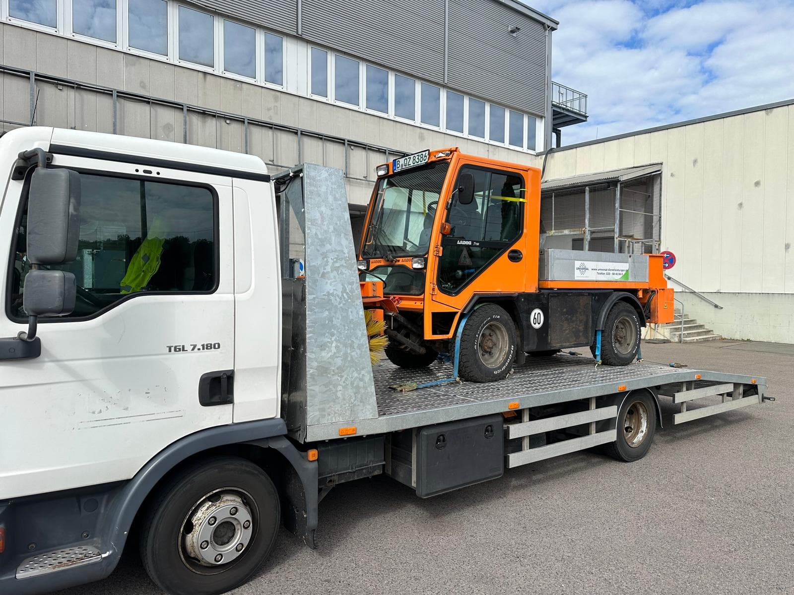Kommunalfahrzeug beim Transport durch A&D Transportdienstleistungen
