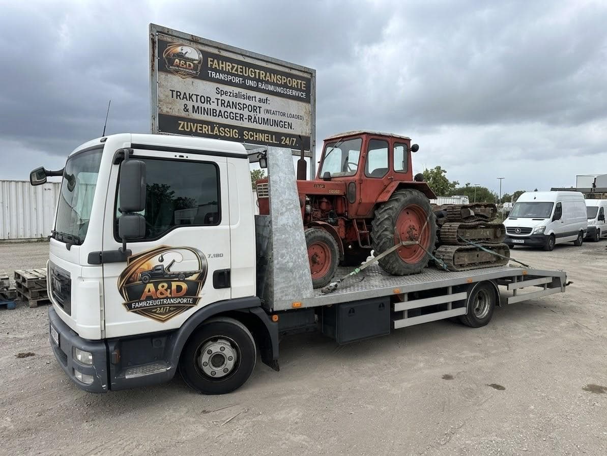 Traktor und Minibagger Transport auf einem Abschleppfahrzeug von A&D