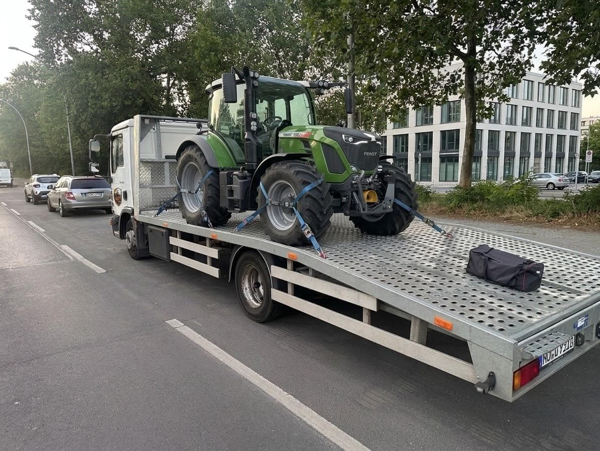 Traktortransport mit Spezial-Abschleppfahrzeug