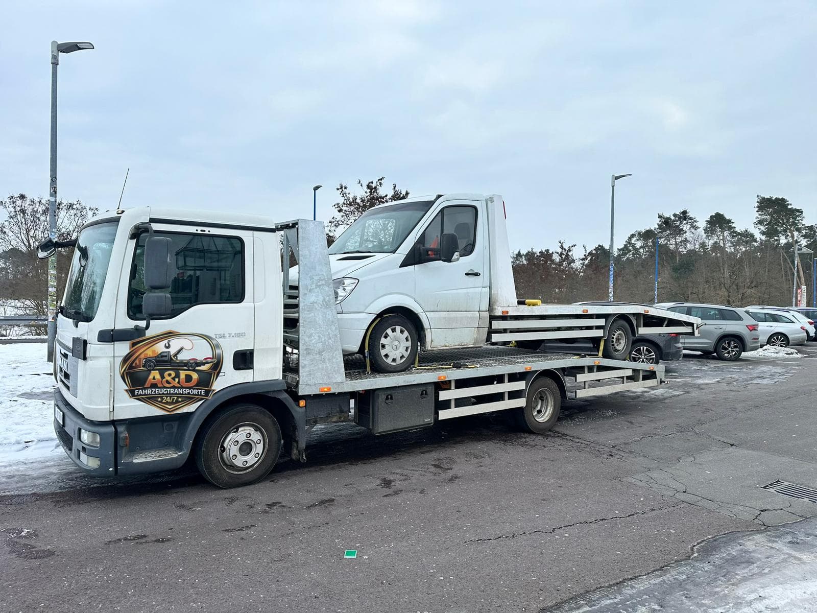 Abschleppwagen transportiert kleineren Abschleppwage